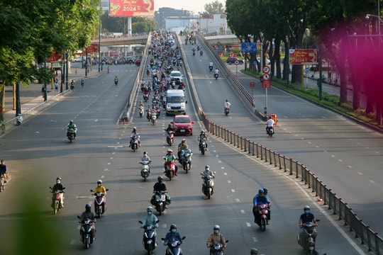Đường sá TP.HCM thông thoáng trong ngày làm việc đầu năm