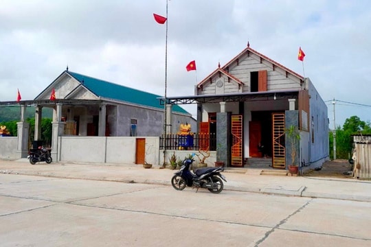 Sắc xuân thắm đỏ màu cờ Tổ quốc tại khu tái định cư cao tốc Bắc-Nam