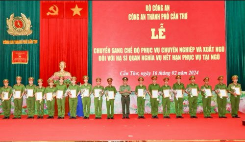 Công an TP Cần Thơ công bố quyết định xuất ngũ và chuyển sang chế độ chuyên nghiệp