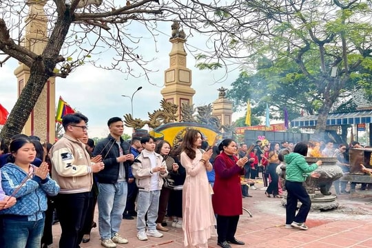 Hàng nghìn du khách dâng lễ đầu xuân tại Đền Ông Hoàng Mười