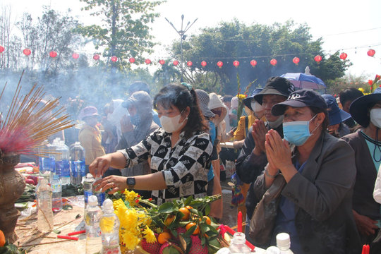 Hàng ngàn du khách về dâng hương tại Quán âm Phật đài