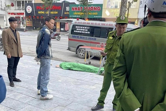 Một Phó Hiệu trưởng tử vong bên đường
