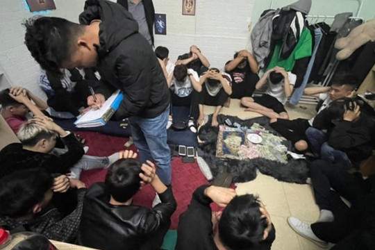 Bắt quả tang 16 thanh niên chơi xóc đĩa