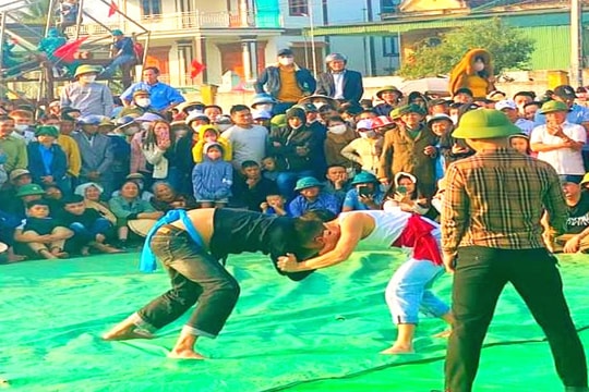 Đấu vật - nét đẹp văn hóa truyền thống tại Lễ hội Đền Vua Mai
