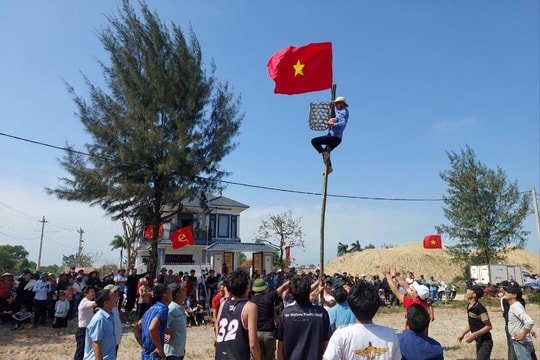 Hàng trăm trai tráng tranh nhau cướp quả cù cầu may đầu năm mới