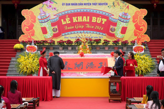 Lễ hội khai bút, thi viết thư pháp tại đền thờ Trạng nguyên Lê Ích Mộc