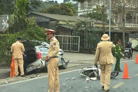Khởi tố vụ án xe ô tô tông 2 người trên xe máy bị thương