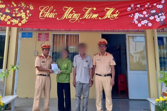 Niềm vui của đôi vợ chồng phụ hồ nhận lại ví tiền đánh rơi
