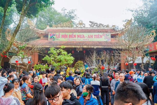 Hàng nghìn người đổ về Đền Nưa – Am Tiên trong ngày “mở cổng trời”