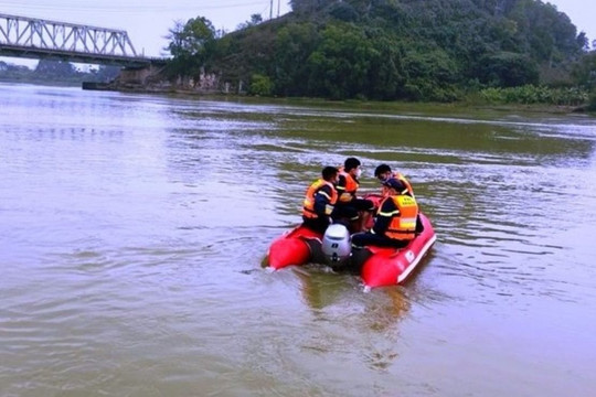 Bỏ lại xe máy, nam thanh niên nhảy cầu tự vẫn