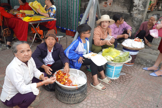 "Đầu năm mua muối" - nét đẹp văn hóa của người Việt