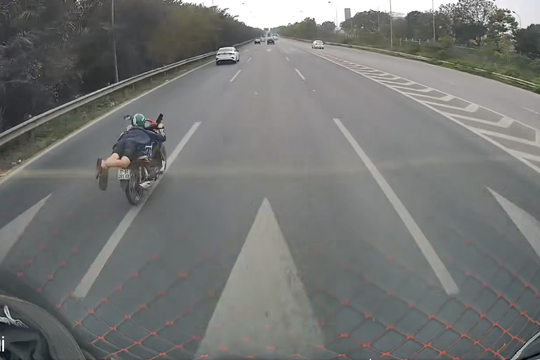 Tài xế nằm lên yên xe máy, tạt đầu ô tô trên Đại lộ Thăng Long