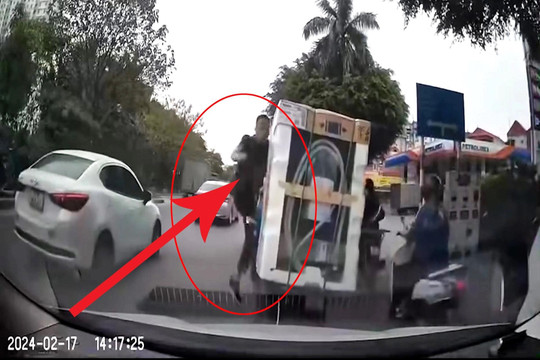 Tài xế ô tô bất ngờ xuống xe, đạp ngã người chở hàng
