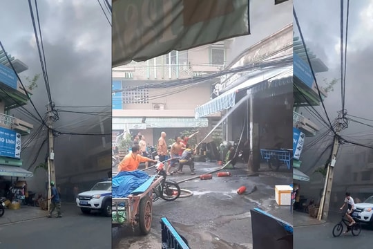 Cháy cơ sở làm nước đá trong hẻm đường Phạm Văn Hai