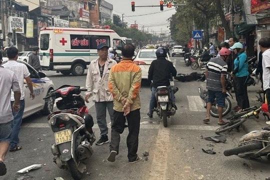 Xe taxi đâm hàng loạt phương tiện đang dừng đèn đỏ