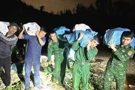 Tặng Bằng khen cho tập thể, cá nhân phát hiện gần 300kg ma túy trôi dạt vào bờ biển