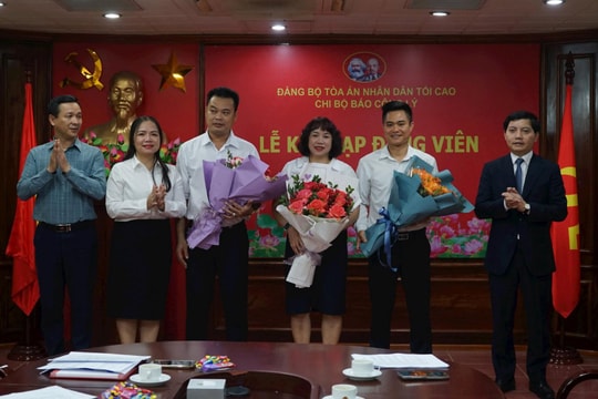 Chi bộ Báo Công lý tổ chức kết nạp 3 đảng viên mới