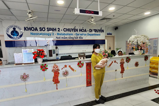 Bệnh nhi đầu tiên được can thiệp tim bào thai đã xuất viện