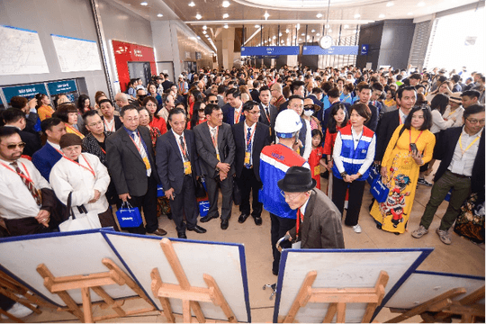 Trải nghiệm tuyến Metro Bến Thành - Suối Tiên, kiều bào vui mừng trước sự phát triển của thành phố