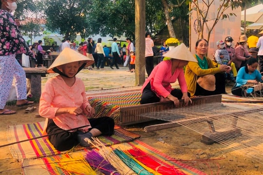 Hàng ngàn du khách tham dự Ngày hội làng nghề Kim Bồng