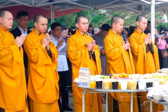 Chùa Viên Quang phóng sinh 12 tấn cá xuống sông Lam