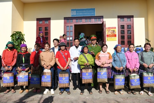 C04 phối hợp khám bệnh, tặng quà cho người dân xã vùng cao ở Lào Cai