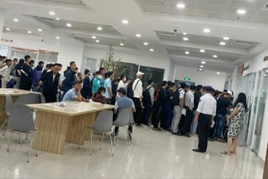 Lượng người dân làm thủ tục cấp đổi bằng lái xe tăng cao