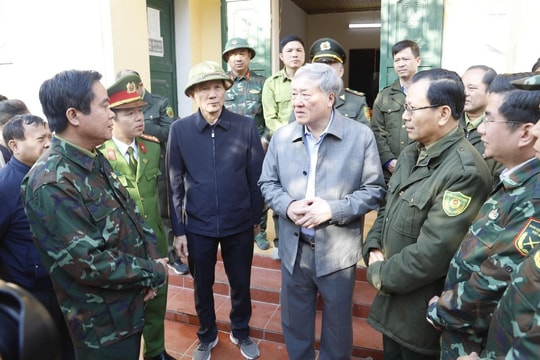 Chánh án TANDTC Nguyễn Hòa Bình đến thăm, động viên, tặng quà các lực lượng thực hiện nhiệm vụ chữa cháy tại Vườn Quốc gia Hoàng Liên
