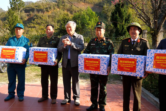 Đồng chí Nguyễn Hòa Bình, thăm các lực lượng chữa cháy rừng tại thị xã Sa Pa, tỉnh Lào Cai
