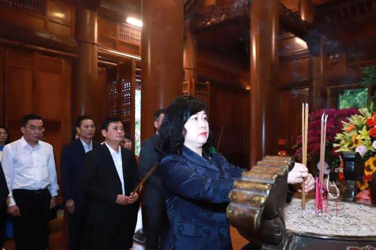 Bộ trưởng Bộ Y tế dâng hoa, dâng hương tưởng niệm Chủ tịch Hồ Chí Minh