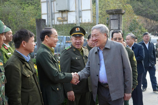 Chánh án Nguyễn Hòa Bình thăm, động viên lực lượng chữa cháy rừng Hoàng Liên