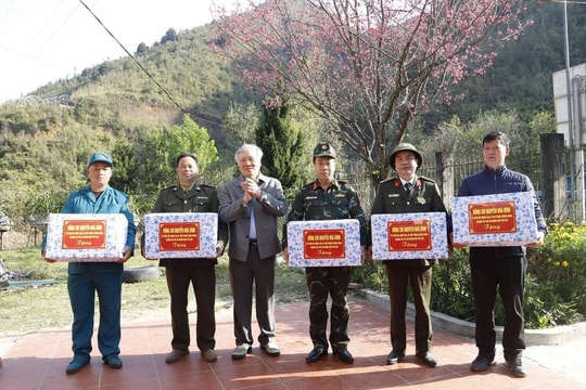 Chánh án TANDTC Nguyễn Hòa Bình đến thăm, động viên, tặng quà các lực lượng thực hiện nhiệm vụ chữa cháy tại VQG Hoàng Liên