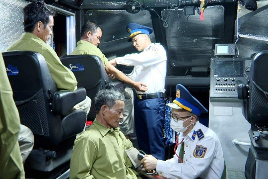 Chìm tàu trên biển, 7 ngư dân may mắn được cứu sống