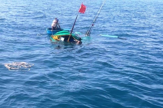 Tàu cá bị chìm sau va chạm với tàu hàng, nhiều ngư dân thương vong