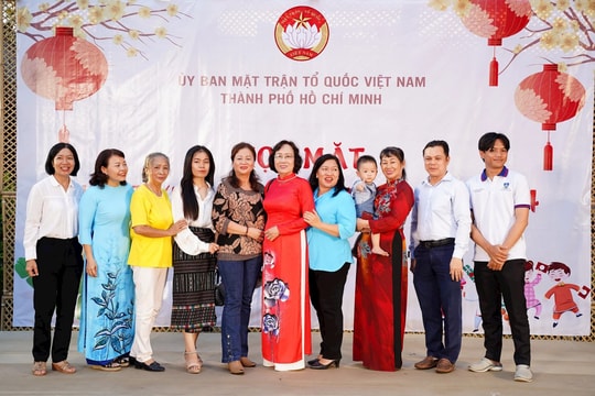 Gia đình Việt nhận đỡ đầu sinh viên Lào, Campuchia học tập tại TP.HCM