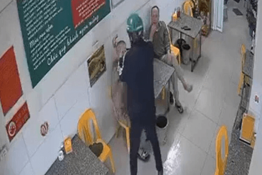 Nghi vợ ngoại tình, đổ xăng đốt hàng xóm nguy kịch