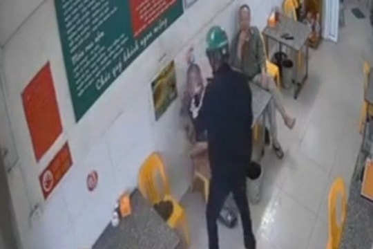 Tài xế xe ôm đổ xăng đốt tình địch giữa quán bia