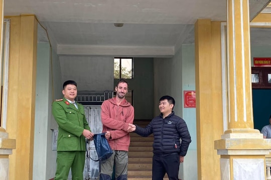 Trao trả tài sản cho du khách nước ngoài bị đánh rơi