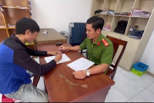 Đi dán quảng cáo bậy, bị Công an phát hiện dương tính với ma tuý