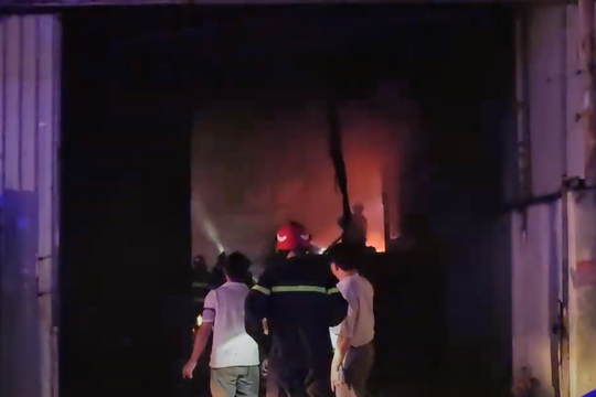 TP.HCM: Cháy kho vải trong đêm
