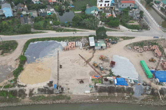Thái Bình: Bãi vật liệu xây dựng hoạt động trái phép trên sông Trà Lý