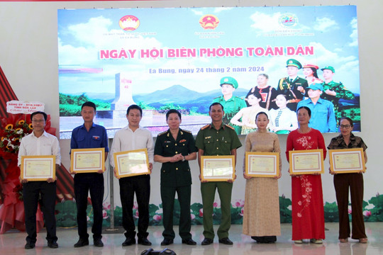 Sôi nổi Ngày hội Biên phòng toàn dân tại xã biên giới Ea Bung