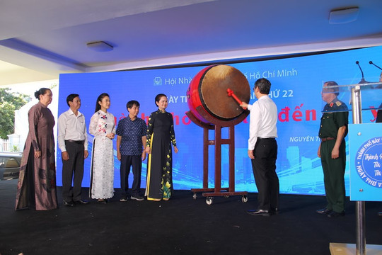 Giá trị thi ca song hành thành phố nghĩa tình