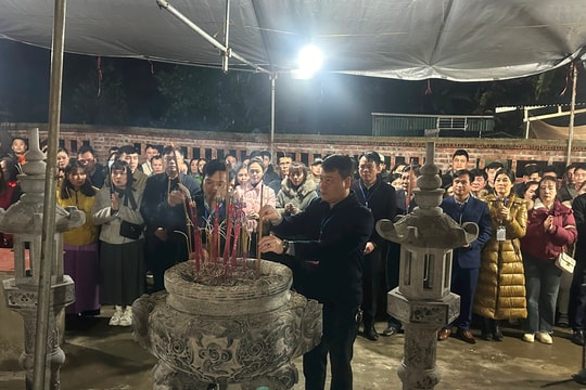 Hàng nghìn người tham gia lễ hội Đền Dẻ Đoóng linh thiêng