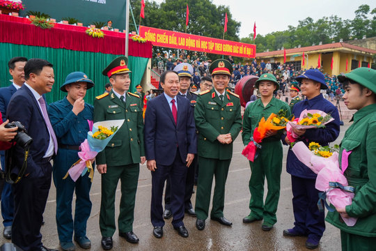 Hàng nghìn thanh niên Hải Phòng, Hải Dương nô nức lên đường tòng quân