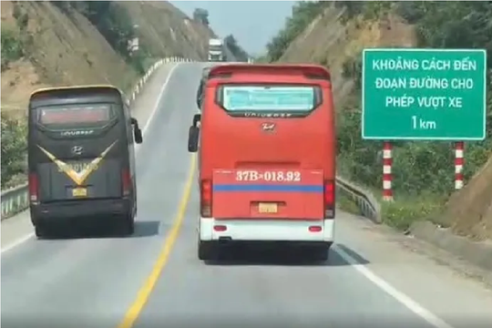 Ghi hình ô tô vượt ẩu trên cao tốc Cam Lộ - La Sơn