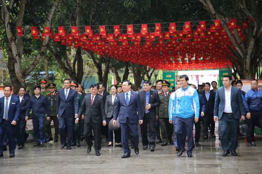 Khởi động tháng Thanh niên: Chủ tịch Quốc hội dâng hương tại Khu di tích Kim Liên