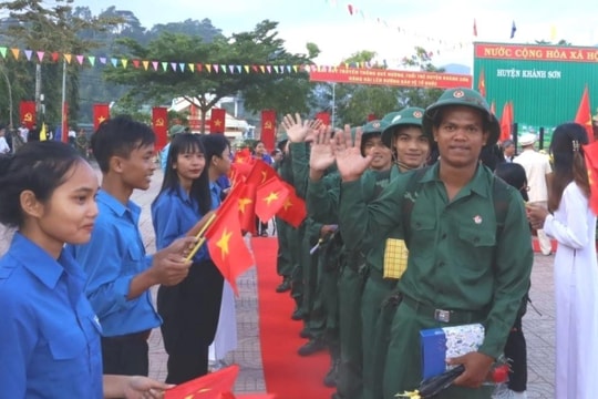 Thứ trưởng Bộ Quốc phòng dự lễ giao nhận quân tại Khánh Hòa