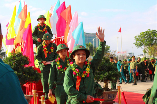 1.356 thanh niên Đà Nẵng phấn khởi lên đường nhập ngũ