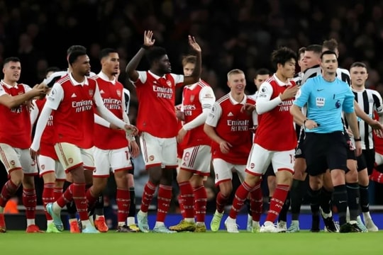 Arsenal đi vào lịch sử, MU thất thủ ngay tại Old Trafford vòng 26 Ngoại hạng Anh 2023/24
